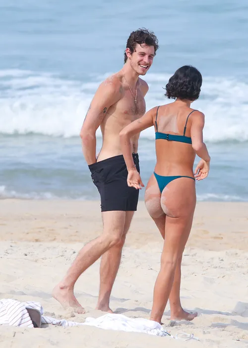 
					Bruna Marquezine e Shawn Mendes curtem praia com direito a 'mão boba'
				
				