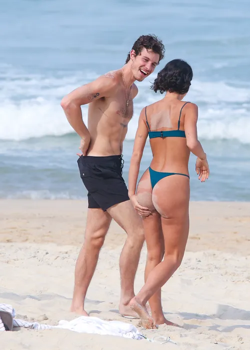 
					Bruna Marquezine e Shawn Mendes curtem praia com direito a 'mão boba'
				
				