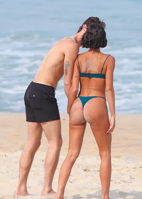 
					Bruna Marquezine e Shawn Mendes curtem praia com direito a 'mão boba'
				
				