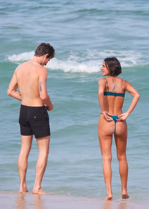 
					Bruna Marquezine e Shawn Mendes curtem praia com direito a 'mão boba'
				
				