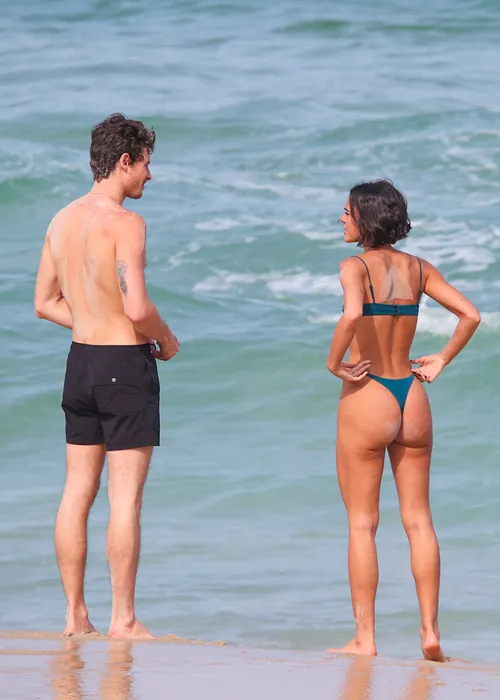 
					Bruna Marquezine e Shawn Mendes curtem praia com direito a 'mão boba'
				
				