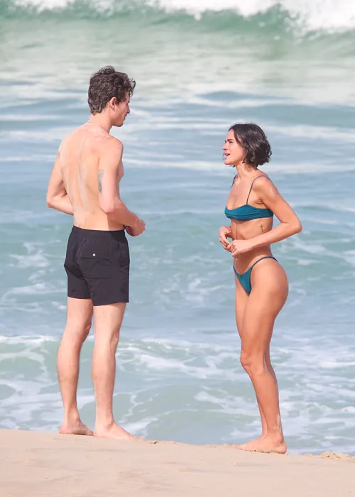 
					Bruna Marquezine e Shawn Mendes curtem praia com direito a 'mão boba'
				
				