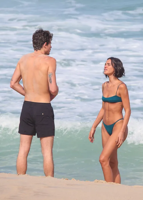 
					Bruna Marquezine e Shawn Mendes curtem praia com direito a 'mão boba'
				
				