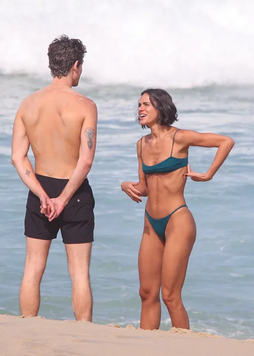
					Bruna Marquezine e Shawn Mendes curtem praia com direito a 'mão boba'
				
				