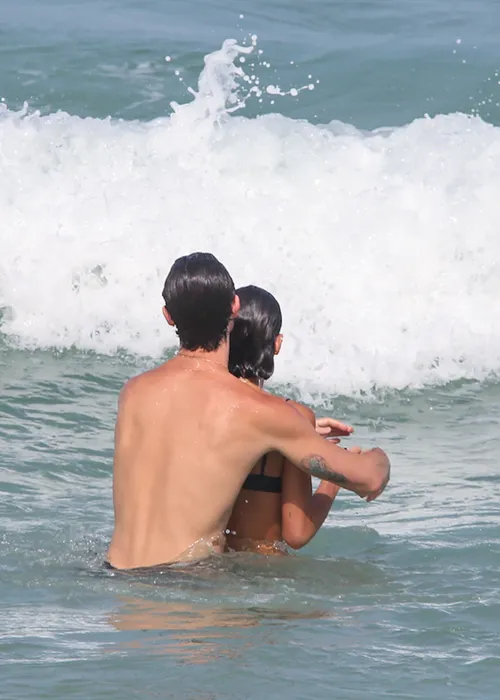 
					Bruna Marquezine e Shawn Mendes curtem praia com direito a 'mão boba'
				
				