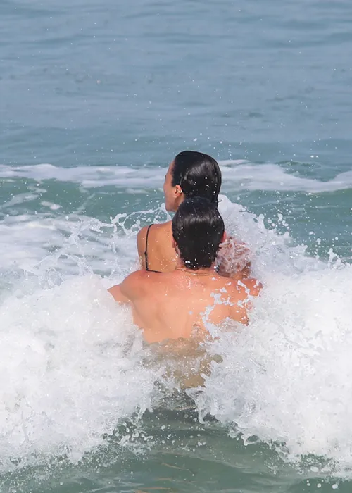 
					Bruna Marquezine e Shawn Mendes curtem praia com direito a 'mão boba'
				
				