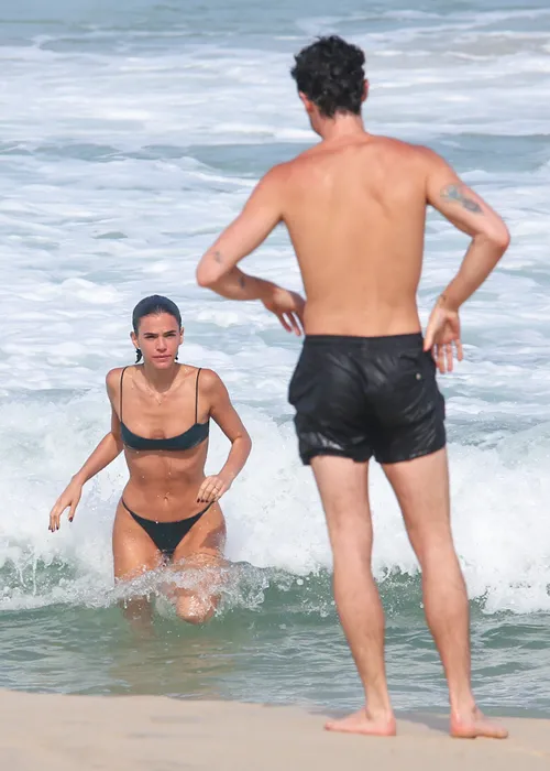 
					Bruna Marquezine e Shawn Mendes curtem praia com direito a 'mão boba'
				
				