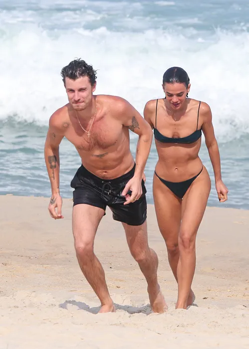 
					Bruna Marquezine e Shawn Mendes curtem praia com direito a 'mão boba'
				
				