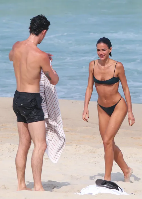 
					Bruna Marquezine e Shawn Mendes curtem praia com direito a 'mão boba'
				
				
