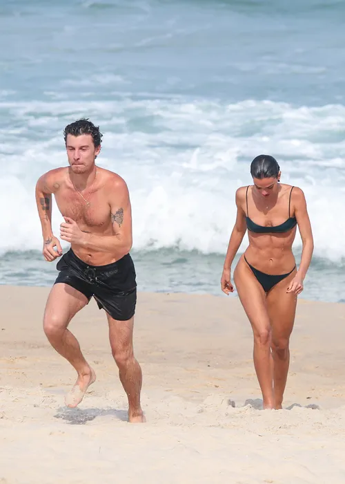 
					Bruna Marquezine e Shawn Mendes curtem praia com direito a 'mão boba'
				
				
