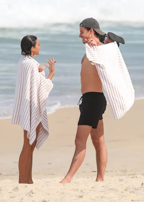 
					Bruna Marquezine e Shawn Mendes curtem praia com direito a 'mão boba'
				
				
