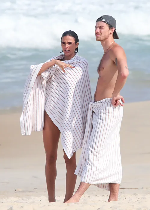 
					Bruna Marquezine e Shawn Mendes curtem praia com direito a 'mão boba'
				
				