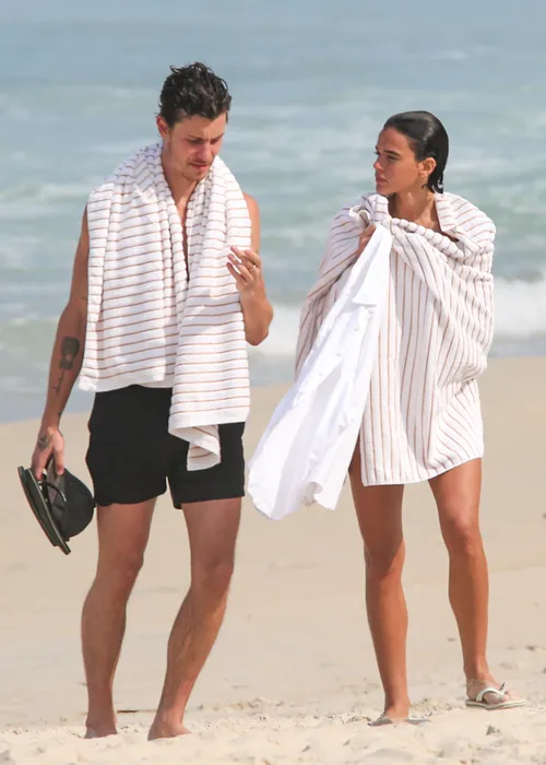 
					Bruna Marquezine e Shawn Mendes curtem praia com direito a 'mão boba'
				
				