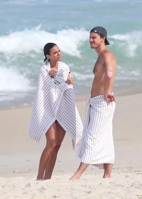 
					Bruna Marquezine e Shawn Mendes curtem praia com direito a 'mão boba'
				
				