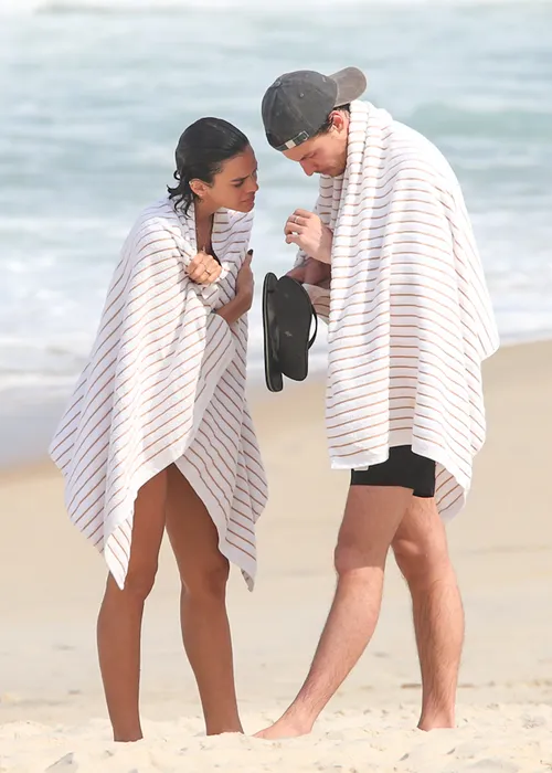 
					Bruna Marquezine e Shawn Mendes curtem praia com direito a 'mão boba'
				
				