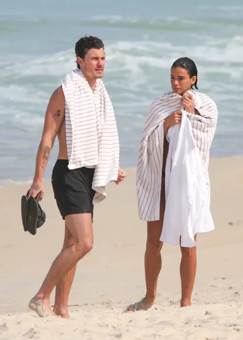
					Bruna Marquezine e Shawn Mendes curtem praia com direito a 'mão boba'
				
				