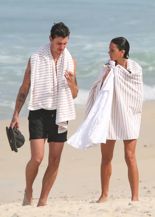 
					Bruna Marquezine e Shawn Mendes curtem praia com direito a 'mão boba'
				
				