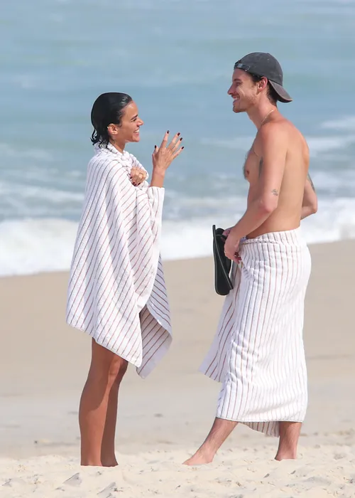 
					Bruna Marquezine e Shawn Mendes curtem praia com direito a 'mão boba'
				
				