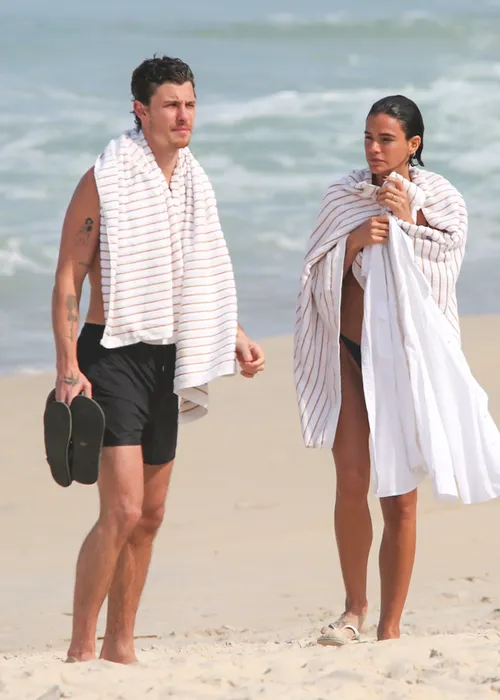 
					Bruna Marquezine e Shawn Mendes curtem praia com direito a 'mão boba'
				
				
