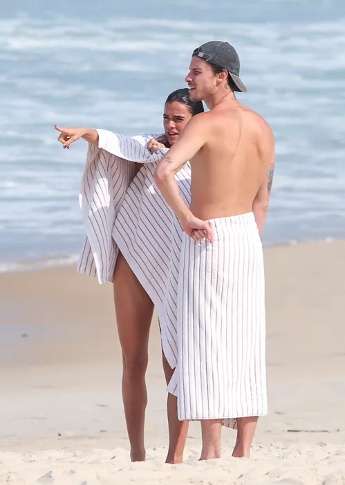 
					Bruna Marquezine e Shawn Mendes curtem praia com direito a 'mão boba'
				
				