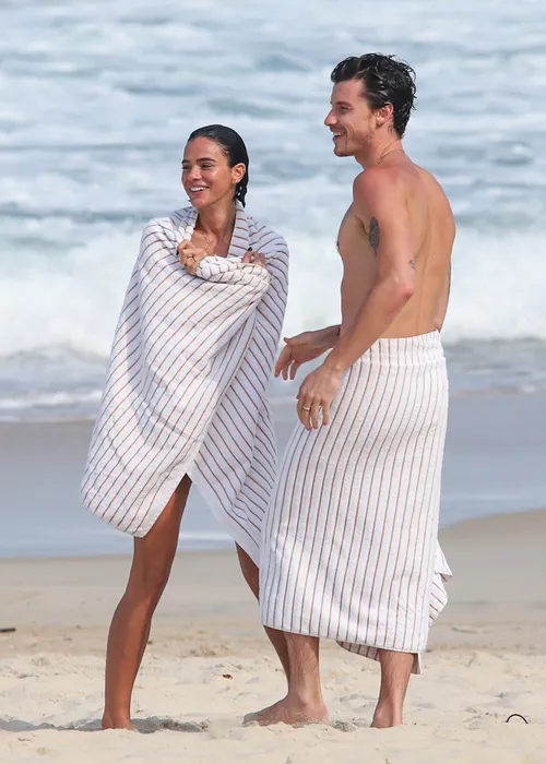 
					Bruna Marquezine e Shawn Mendes curtem praia com direito a 'mão boba'
				
				