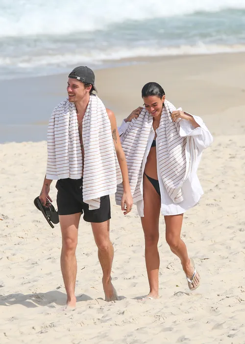
					Bruna Marquezine e Shawn Mendes curtem praia com direito a 'mão boba'
				
				