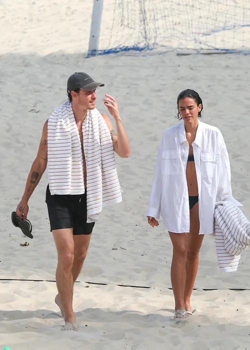 
					Bruna Marquezine e Shawn Mendes curtem praia com direito a 'mão boba'
				
				