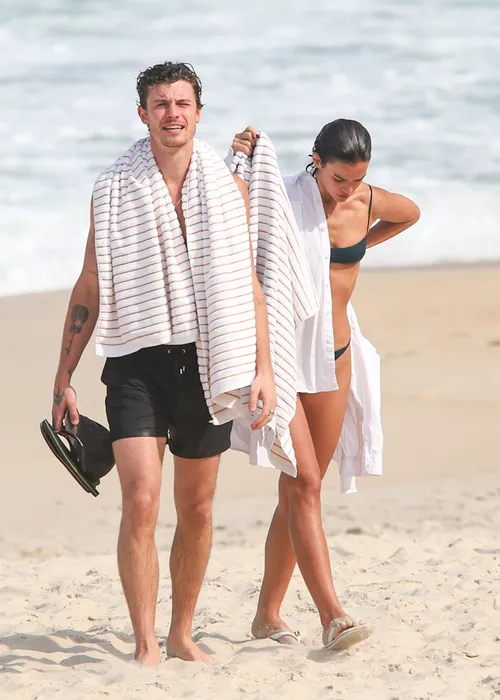 
					Bruna Marquezine e Shawn Mendes curtem praia com direito a 'mão boba'
				
				