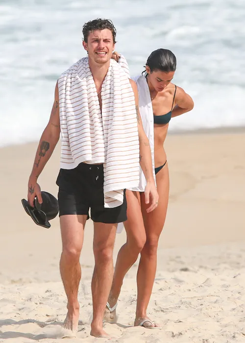 
					Bruna Marquezine e Shawn Mendes curtem praia com direito a 'mão boba'
				
				