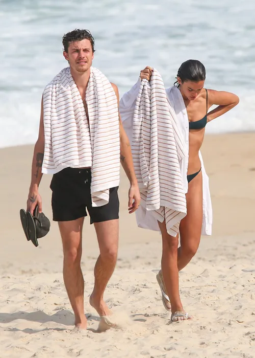 
					Bruna Marquezine e Shawn Mendes curtem praia com direito a 'mão boba'
				
				