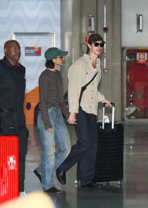 
					Bruna Marquezine e Shawn Mendes desembarcam abraçados e agitam o Rio
				
				