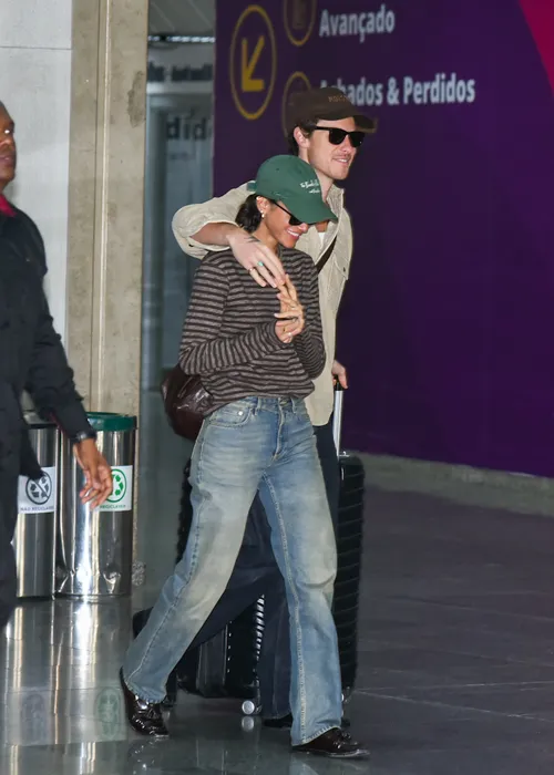 
					Bruna Marquezine e Shawn Mendes desembarcam abraçados e agitam o Rio
				
				