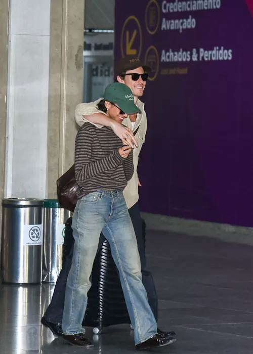 
					Bruna Marquezine e Shawn Mendes desembarcam abraçados e agitam o Rio
				
				