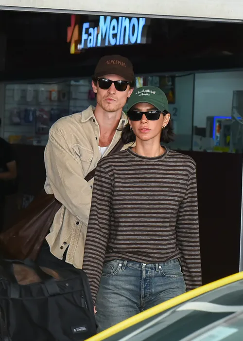 
					Bruna Marquezine e Shawn Mendes desembarcam abraçados e agitam o Rio
				
				