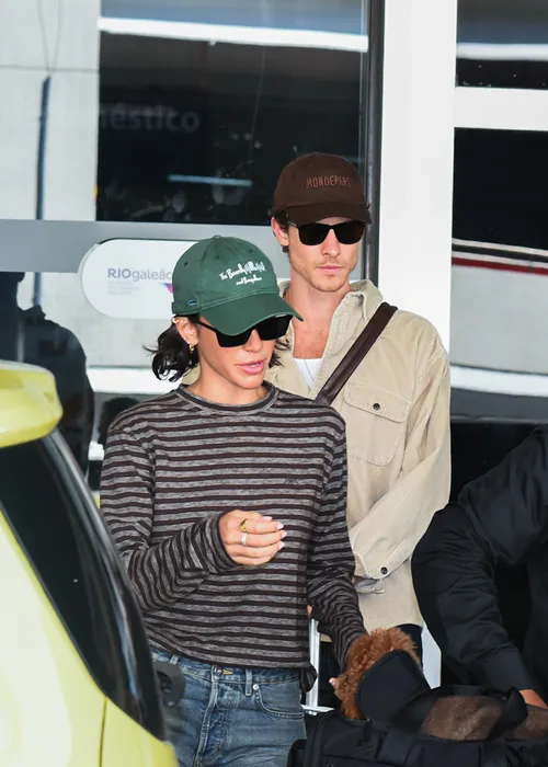 
					Bruna Marquezine e Shawn Mendes desembarcam abraçados e agitam o Rio
				
				