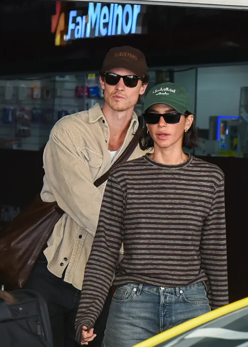 
					Bruna Marquezine e Shawn Mendes desembarcam abraçados e agitam o Rio
				
				