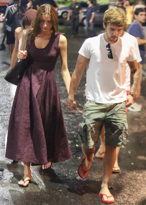 
					Bruna Marquezine exibe novo visual na praia e almoça com Sasha; FOTOS
				
				