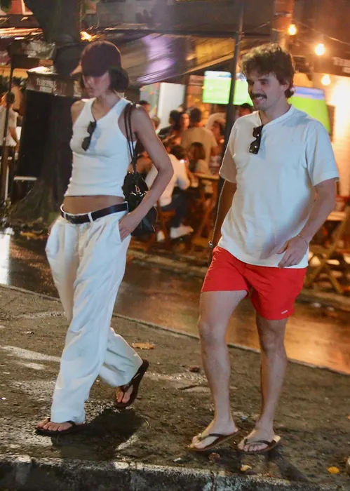 
					Bruna Marquezine exibe novo visual na praia e almoça com Sasha; FOTOS
				
				