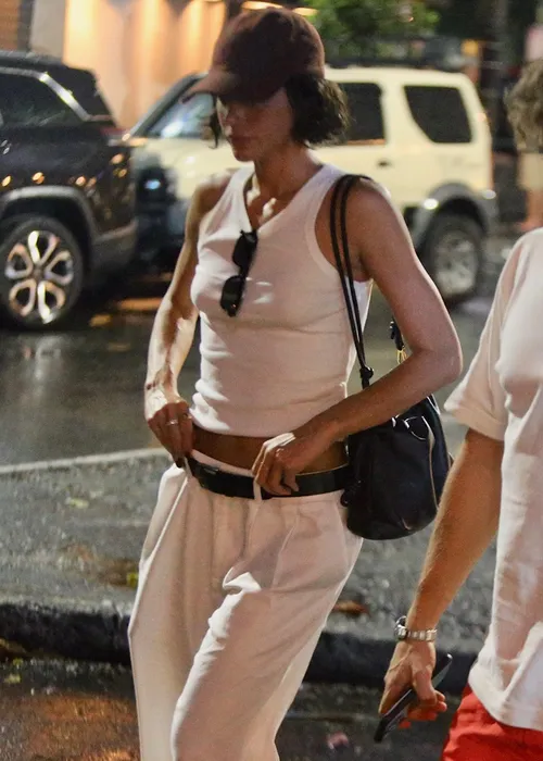 
					Bruna Marquezine exibe novo visual na praia e almoça com Sasha; FOTOS
				
				