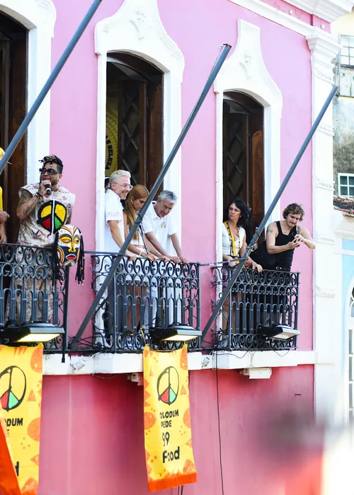 
					Caetano Veloso e João Gomes acompanham saída do Olodum no Pelourinho
				
				