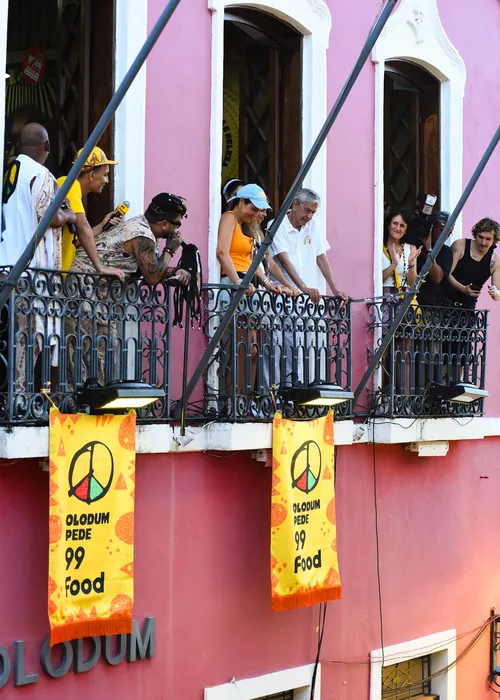 
					Caetano Veloso e João Gomes acompanham saída do Olodum no Pelourinho
				
				