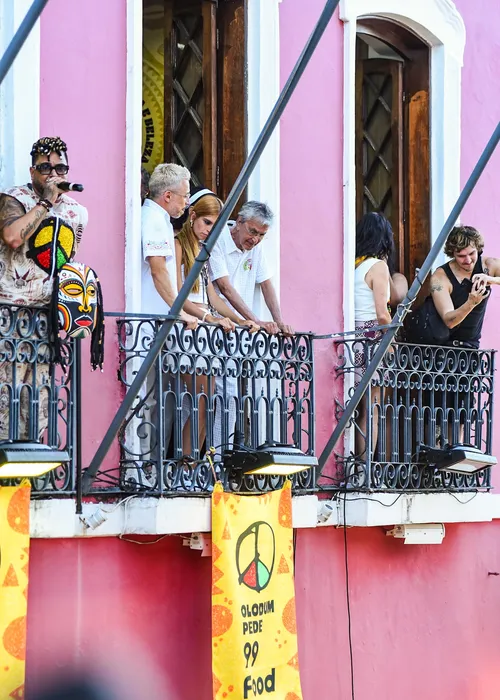 
					Caetano Veloso e João Gomes acompanham saída do Olodum no Pelourinho
				
				