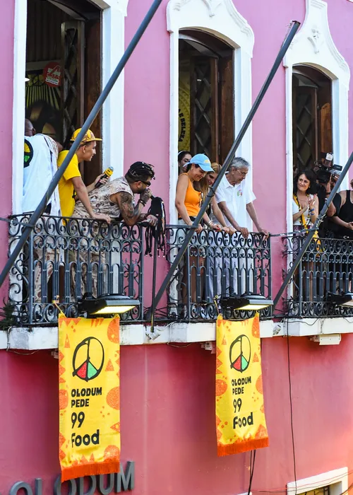 
					Caetano Veloso e João Gomes acompanham saída do Olodum no Pelourinho
				
				