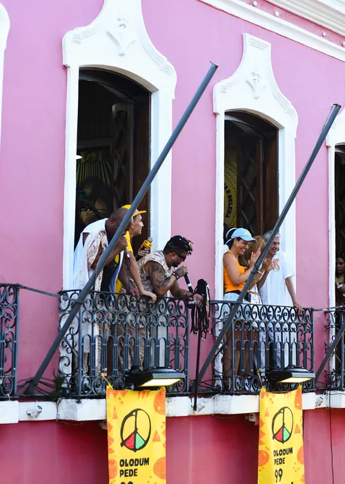 
					Caetano Veloso e João Gomes acompanham saída do Olodum no Pelourinho
				
				