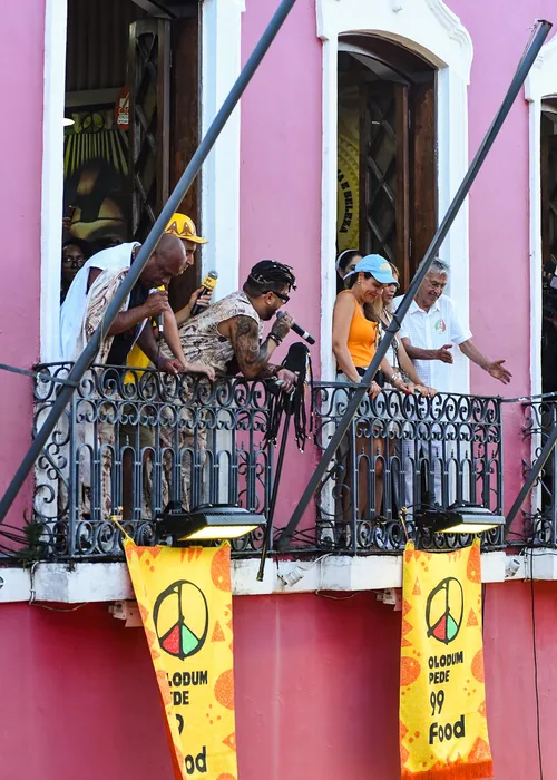 
					Caetano Veloso e João Gomes acompanham saída do Olodum no Pelourinho
				
				