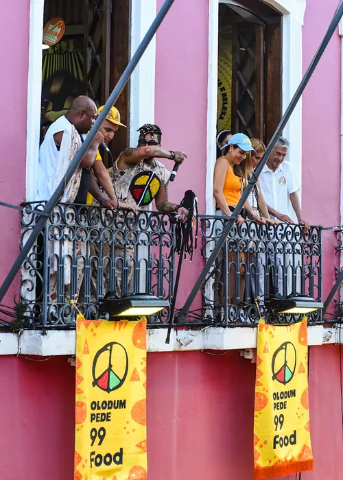 
					Caetano Veloso e João Gomes acompanham saída do Olodum no Pelourinho
				
				
