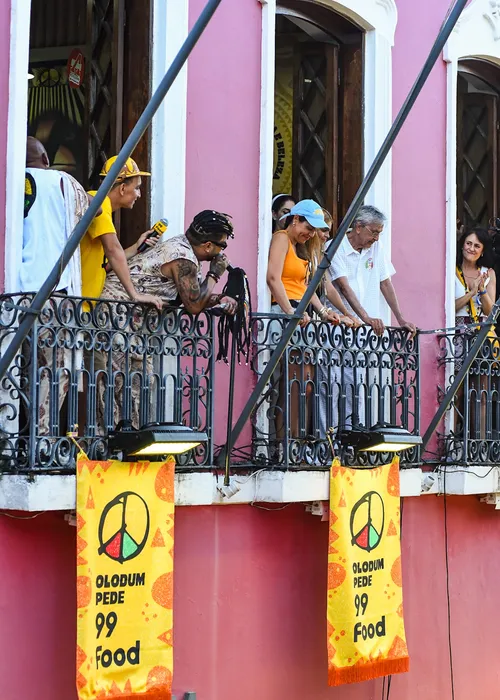 
					Caetano Veloso e João Gomes acompanham saída do Olodum no Pelourinho
				
				
