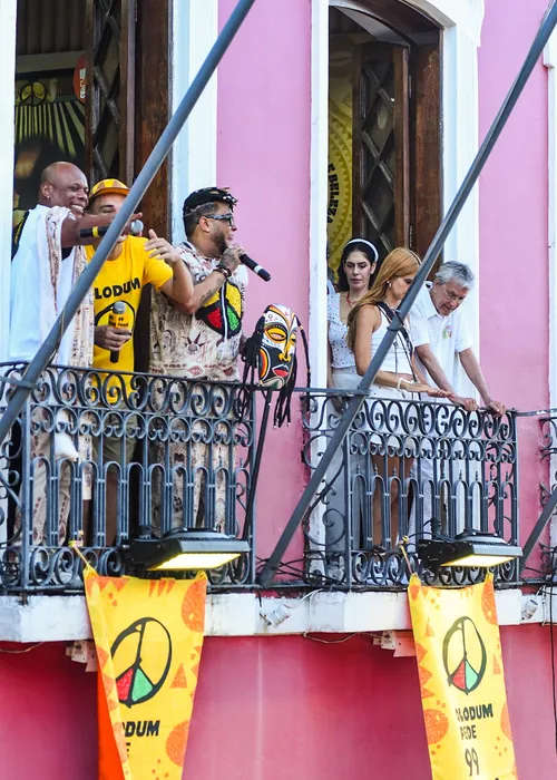 
					Caetano Veloso e João Gomes acompanham saída do Olodum no Pelourinho
				
				