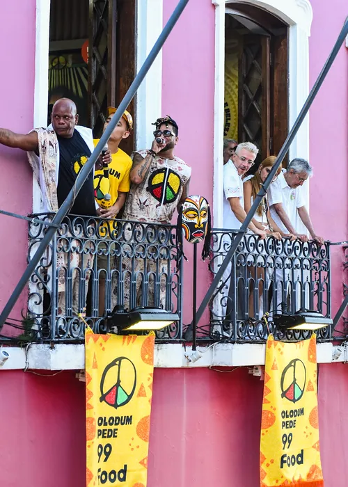 
					Caetano Veloso e João Gomes acompanham saída do Olodum no Pelourinho
				
				