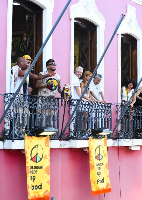 
					Caetano Veloso e João Gomes acompanham saída do Olodum no Pelourinho
				
				